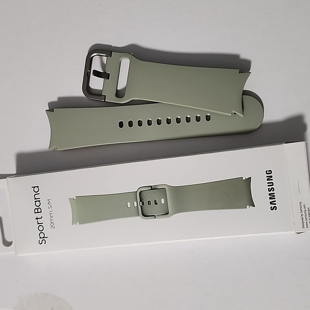 Samsung Watch 7 sportband, 40mm in Olive Green, EUC in Box.
